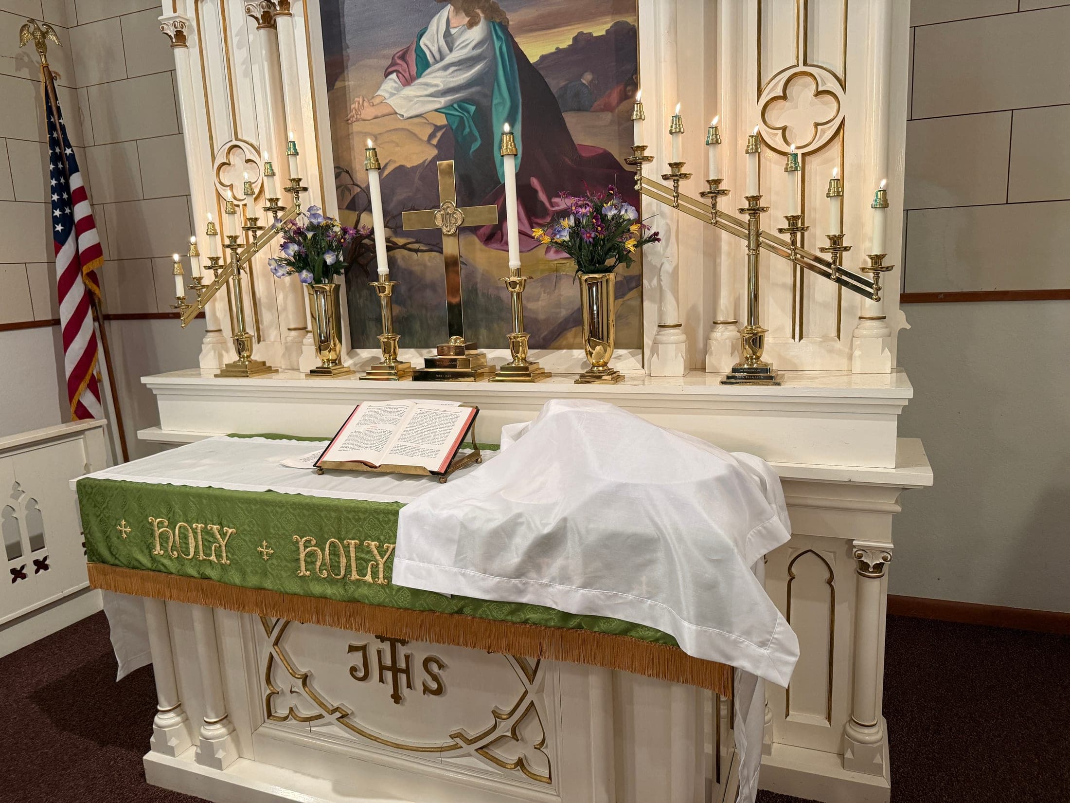 The altar of Calvary Lutheran Church, with a painting of Christ in Gethsemane and the Holy, Holy paraments